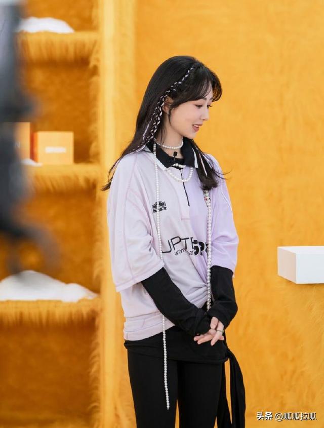 别眨眼！女星穿紧身牛仔裤狂炫身材，细腰翘臀的暴击谁顶得住
