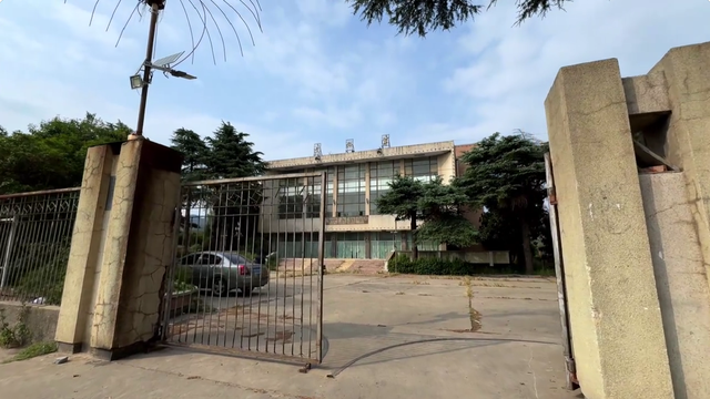 南阳令人意外的兵工厂，红墙楼房蔚为壮观，职工还在却没有生气