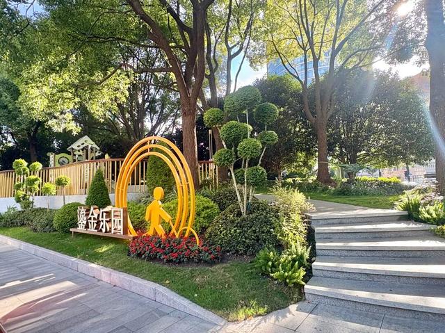 口袋公园上新！把“石库门”风情搬到街头