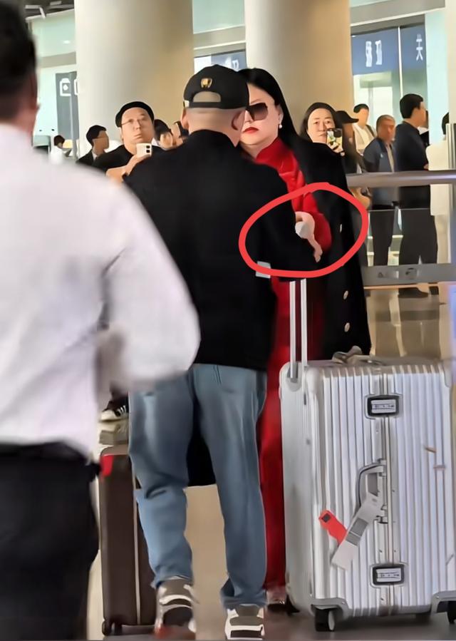 李湘胖成洪晃，穿一身红气场全开，前夫忙前忙后秒变小跟班！
