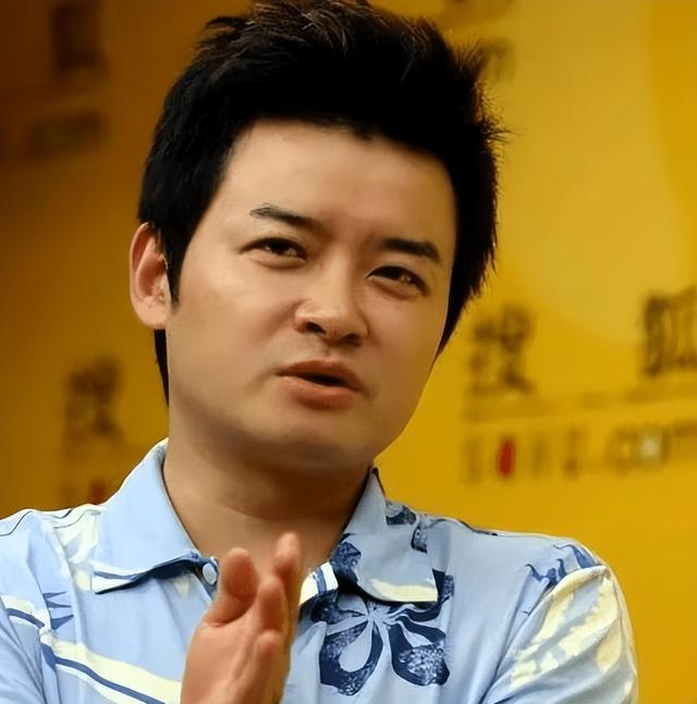 曾是央视名嘴，31岁因一句话离开央视远赴美国，50岁的他怎么样了