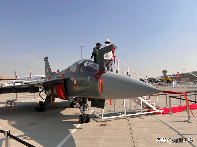 突发！迪拜航展现场巨响，印度光辉战机坠毁爆炸，飞行员生死未卜