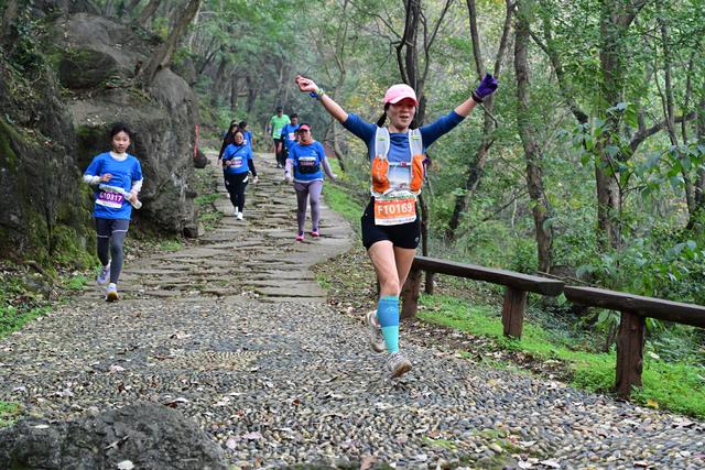 2025鹿门山登山挑战赛启幕 1536名越野爱好者用脚步丈量诗韵鹿门