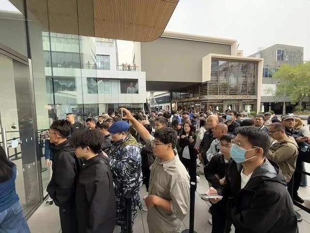 iPhone17系列今日开售，场面火爆！