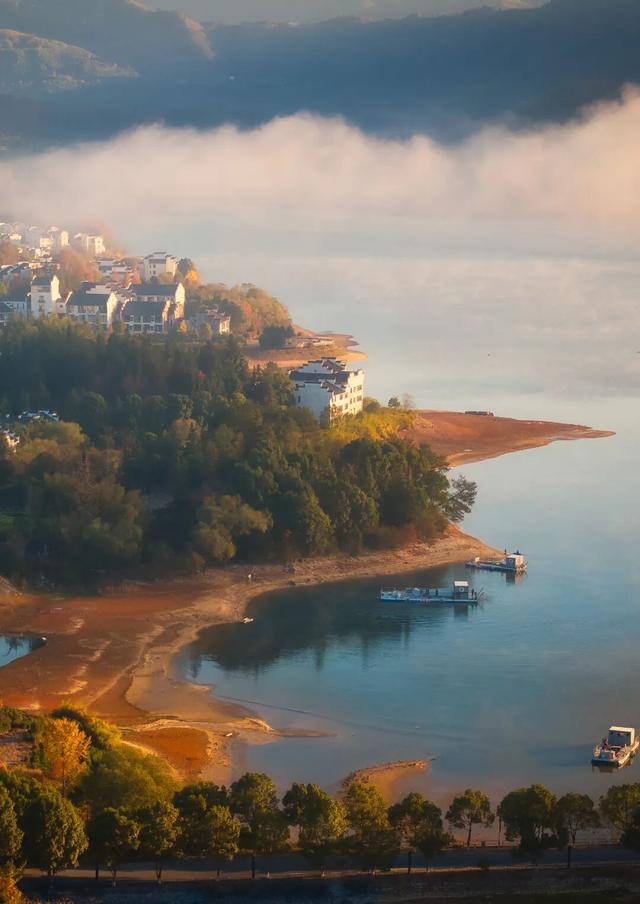 别再只去宏村了！这座水墨小城，藏着大半个徽州的秋，美得更诗意