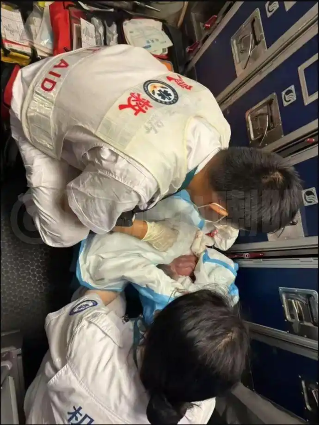 惊险！16岁少女飞机上生娃，父母男友全失联，疑感染梅毒空乘遭殃