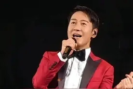 黎明开个唱，妻女到场欣赏，阿Wing陪5岁女儿与台上黎明秘密互动图片