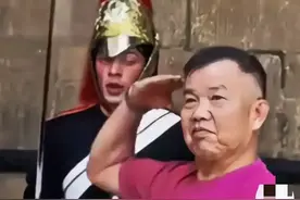 老人旅游遭遇皇家卫兵呵斥! 老人敬礼回应！自以为搞笑，实则丢人图片