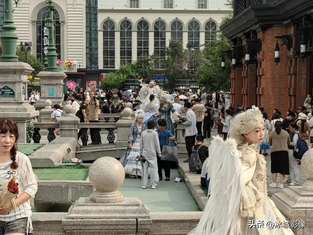 索菲亚教堂旁，游客扎堆拍写真