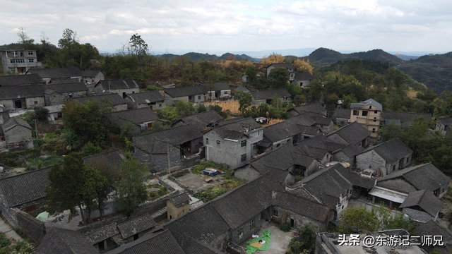 探索湘西古苗寨，位于悬崖之上，是乾嘉苗民起义的一个主战场
