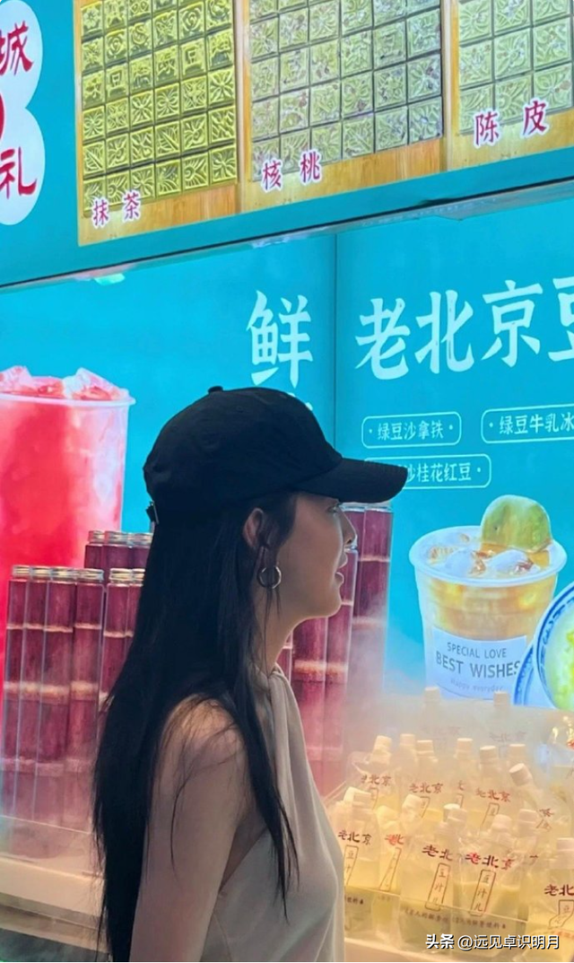 网友在北京偶遇章若楠，电视上看着高挑的她，现实中竟这么娇小
