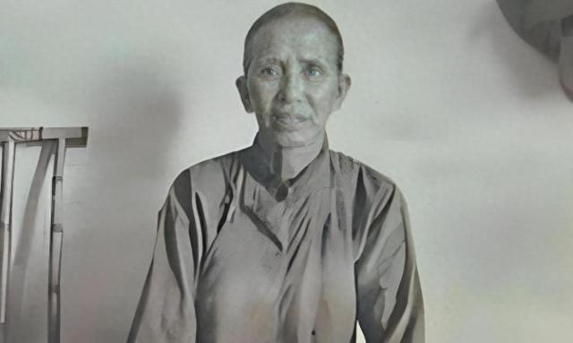 美貌的女匪首被活捉，李达请示杀不杀？毛主席：杀了岂不可惜