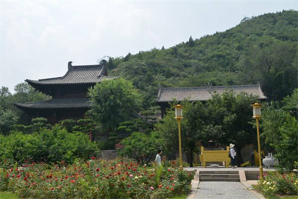 山水蒙山、 生态蒙山、 清凉蒙山、 旅游人气旺！