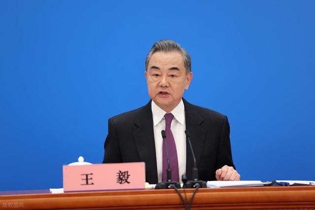 特朗普不再单打独斗，联合28国围困中国，中国果断亮剑反击