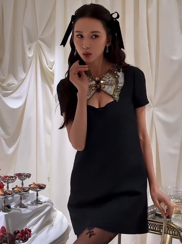 51岁林志玲突然现身上海	，四肢干瘦脸圆又肿，穿印花黑丝努力扮嫩