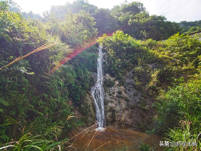 旧时古道，如今人迹罕至；峡谷中间，有一个美丽野瀑布