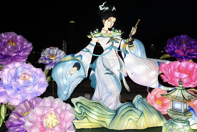 「华服嘉年华」登陆西九文化区 12.8米巨型仙子花灯与维港辉映