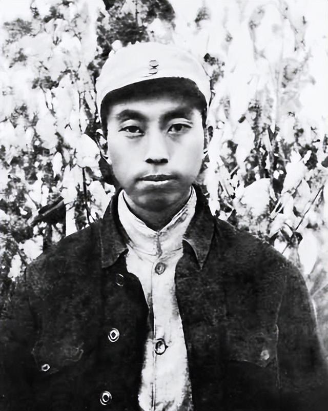 他是毛主席钦点的接班人，去世三年后被移出八宝山，夫人说出隐情