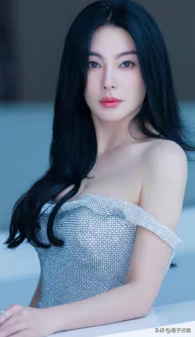 张雨绮确实丰满，穿大衣+连衣裙都遮不住迷人身材太让人刮目相看