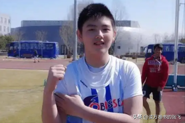 长得太美被导演占为己有，4年后生下大明星儿子，17岁就成男一号