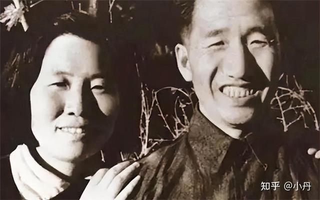 韩先楚的夫人有多美？这是1970留影，她50岁，皮肤白皙，气质非凡