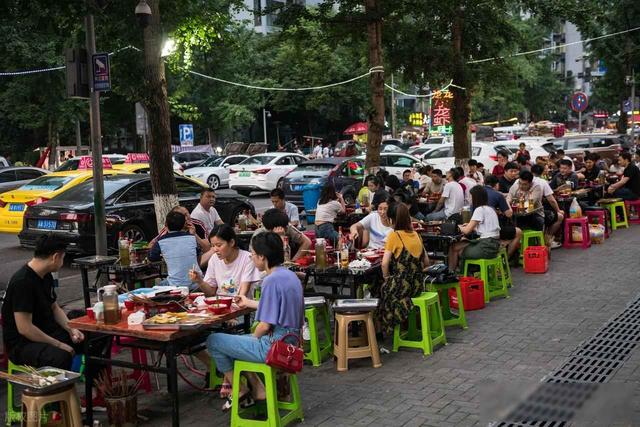 重庆脚步丈量江湖，辣味江湖滤镜外，湿热里见真心