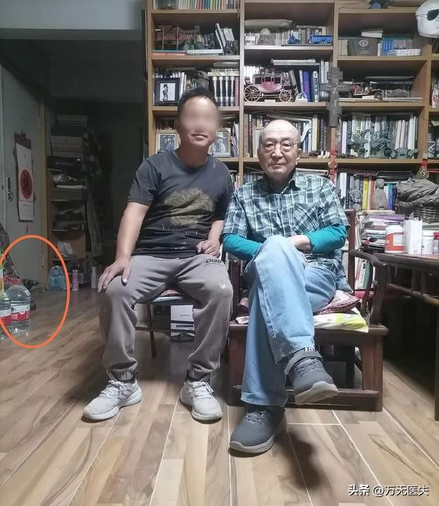 78岁李保田近况令人唏嘘，住处杂乱喝10元桶装水，如今老到不敢认