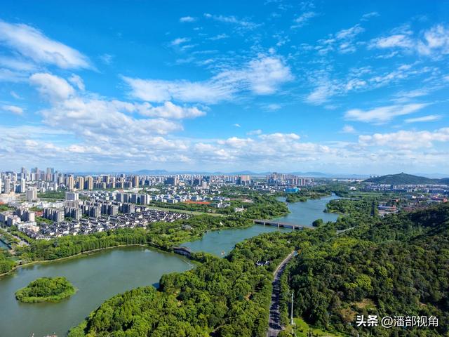 蓝天白云下的无锡蠡湖，浪漫如诗，心随浪逐，梦与湖共舞。