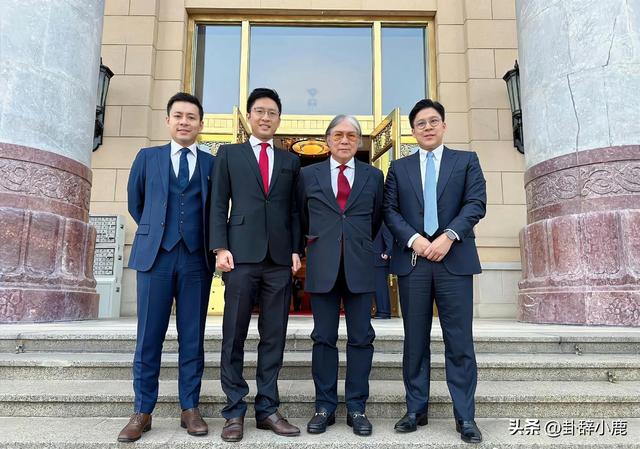 霍震霆父子三人现身北京，霍启刚温润如谦谦君子，霍启山帅气逼人