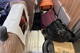 高铁最后一排到底能不能放行李？网友吵翻！官方答案→图片