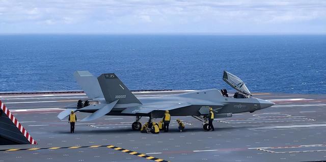 歼-35还是有点小？国产航母突破12万吨指日可待，歼-36能上舰么？