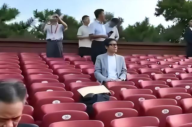 50岁正是闯的年纪！受邀观礼阅兵半月后，董明珠还敢约赌雷军吗？