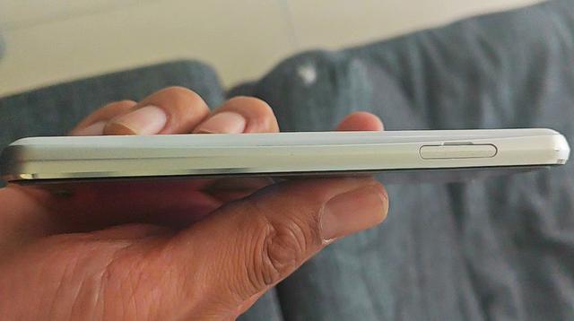 外观复杂的夏普手机，腰圆键加5.2英寸水滴屏，定制系统很流畅