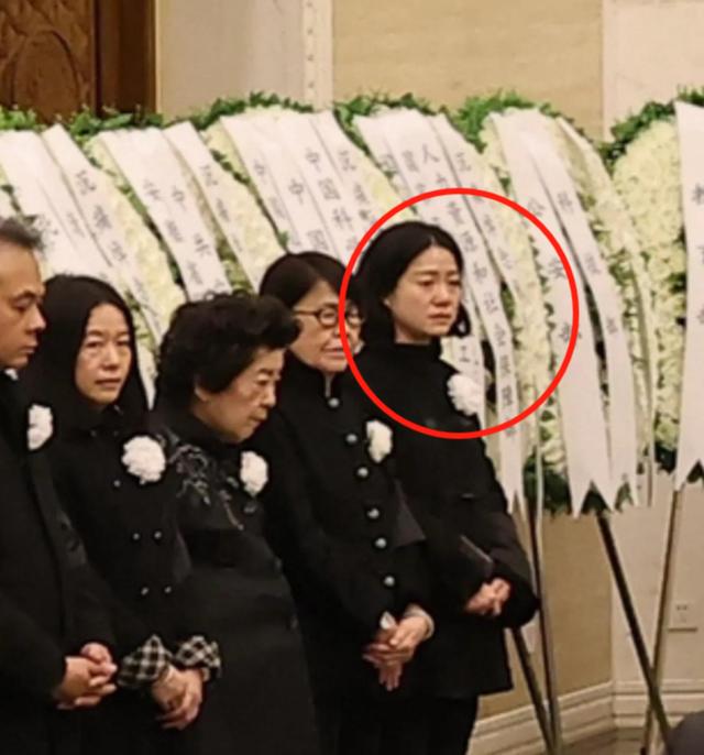 杨振宁身覆国旗，翁帆是家属代表站第一位，重量级好友也到场悼念