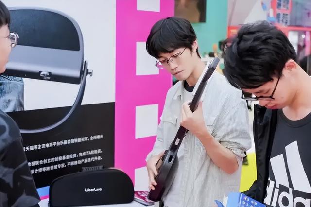 狂卖10亿的“没用”玩具，成了年轻人团建新宠