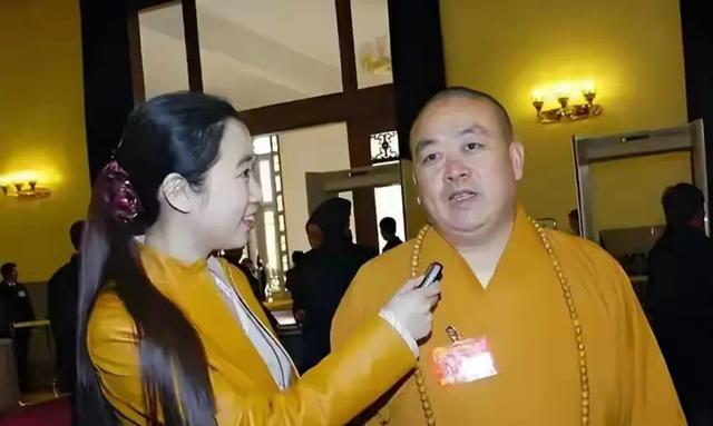 惊爆！22年前释永信与师姐释永梅合影曝光！胸前挂着最时髦的手机