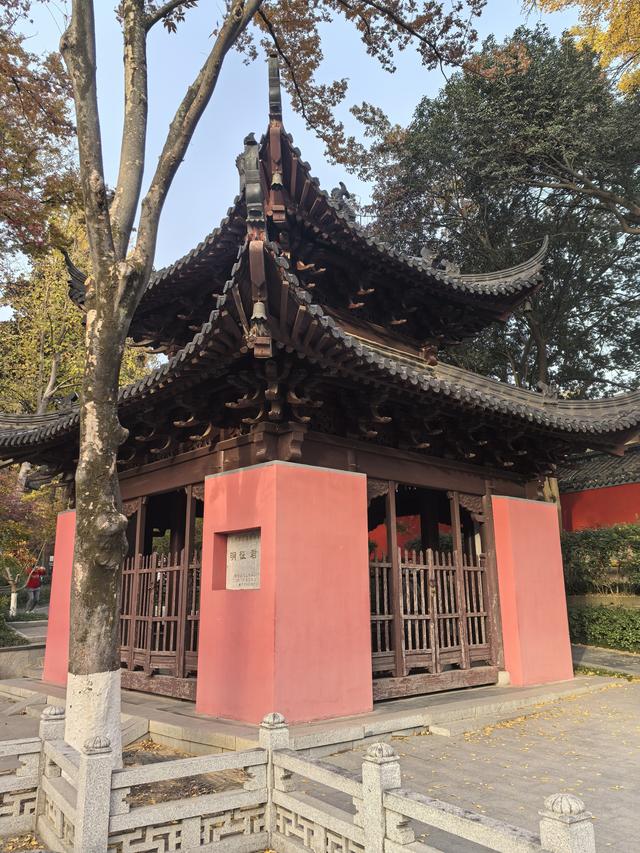 南京栖霞山一日徒步，游千年古刹，看漫山红叶