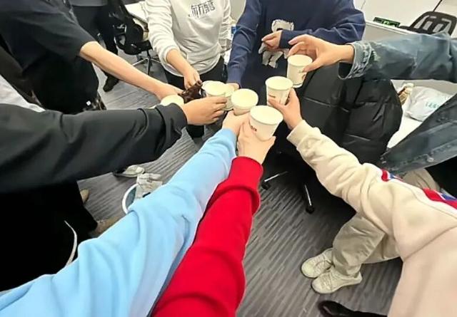 董宇辉成大款，顿顿当老板，留下的YOYO却熬成“废子”令人唏嘘