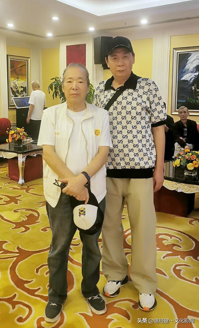 汉口前进一路民主二街六十年前的儿时伙伴叙旧，沧海桑田鬓发催