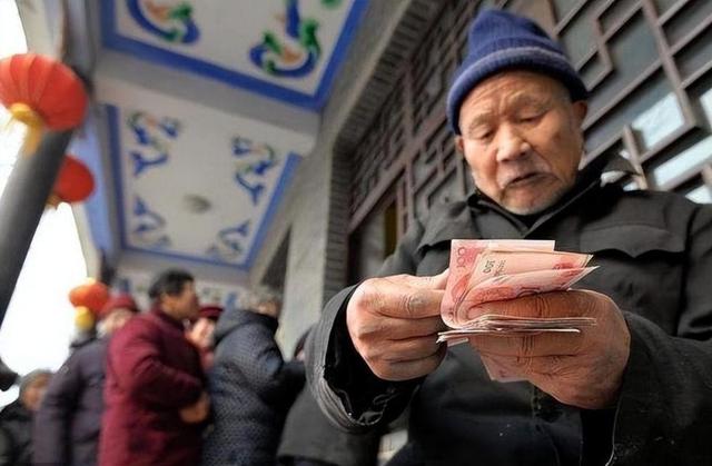 中美俄每月养老金对比：美国一个月1.3万，俄罗斯1692元，中国呢