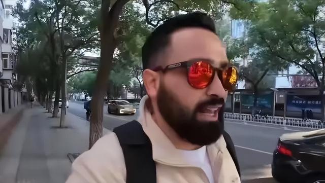 美国博主第一次来中国旅游，一天后直言：中国到处充满“危险”