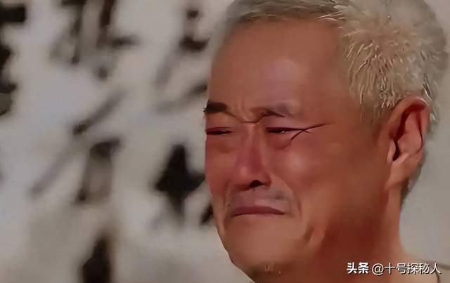 再有钱有啥用？68岁赵本山近况曝光，三人打伞伺候，女儿成心头病