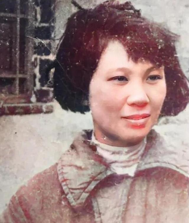 挖出了戴手铐的女遗骨，鉴定后确定，她便是中央苦苦寻找的人！