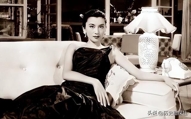 70年代，夏梦等人的罕见合影，她美得无可挑剔，堪称绝代佳人