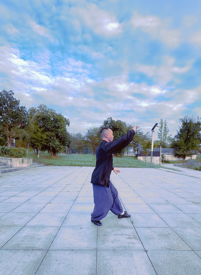 太极拳“节节贯穿”难落实？从“裆走后弧”与“先移后转”揭秘