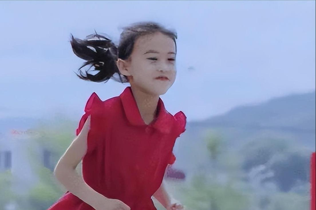后不后悔？宁夏那个一笑成名拒绝百万签约的小女孩，现在成了这样