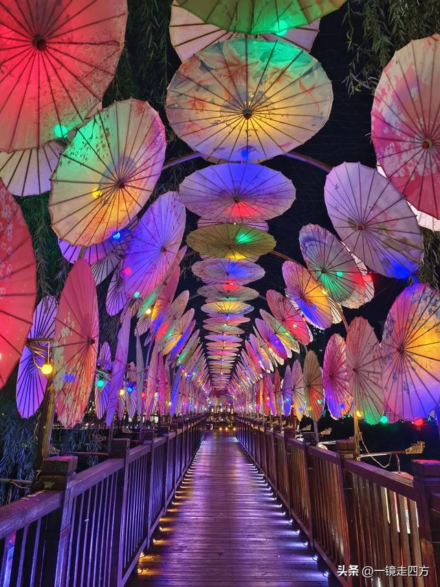 入夜，通化2021年打造的佟佳江旅游度假区灯光亮起，如梦似幻