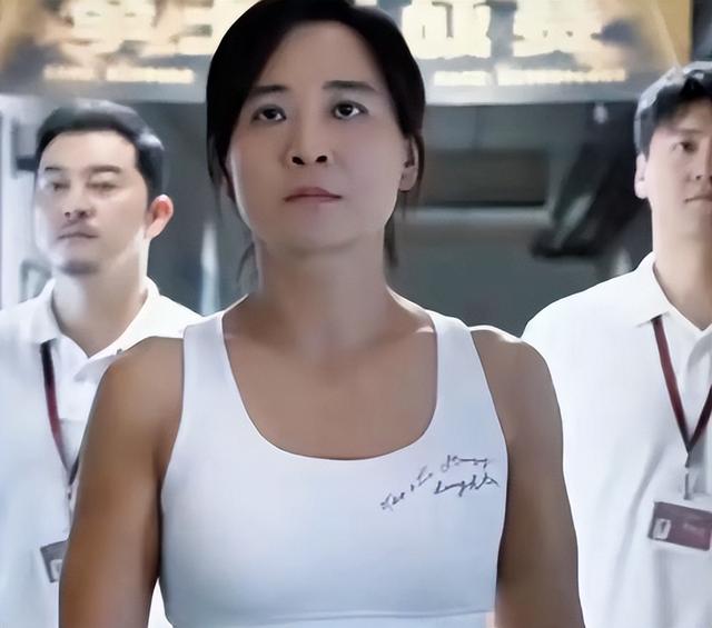 拒绝上春晚、解散公司，淡出综艺，43岁的贾玲把自己“作”没了？