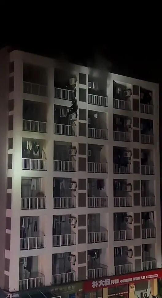 浙江财经大学一宿舍楼起火，有学生从六楼翻越阳台护栏逃生	，学校：火势已扑灭，逃生学生被消防救起