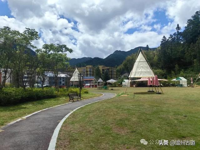 这个凭借21℃的天然清凉悄然“出圈”的森林小镇，别具异域风情！